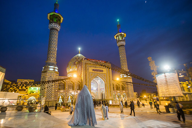 Mulheres caminham em frente a mesquita na praa Tajrish, no norte da capital iraniana, Teer
