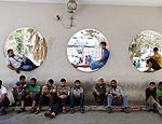 Palestinos aguardam chegada de ambulâncias com feridos no hospital de Shifa (Lefteris Pitarakis/Associated Press) Palestinos aguardam chegada de ambulâncias com feridos no hospital de Shifa (Lefteris Pitarakis/Associated Press)