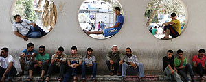 Palestinos aguardam chegada de ambulâncias com feridos no hospital de Shifa (Lefteris Pitarakis/Associated Press) Palestinos aguardam chegada de ambulâncias com feridos no hospital de Shifa (Lefteris Pitarakis/Associated Press)