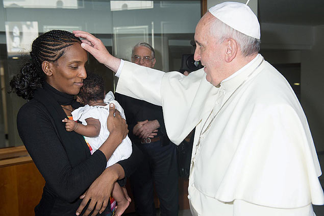 Papa Francisco com a sudanesa Mariam Yahya Ibrahim, que foi condenada  morte por ser crist