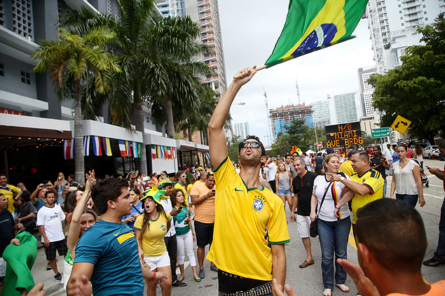 Lucas Fraga empunha bandeira brasileira em Miami aps vitria da seleo contra a Colmbia, na Copa do Mundo