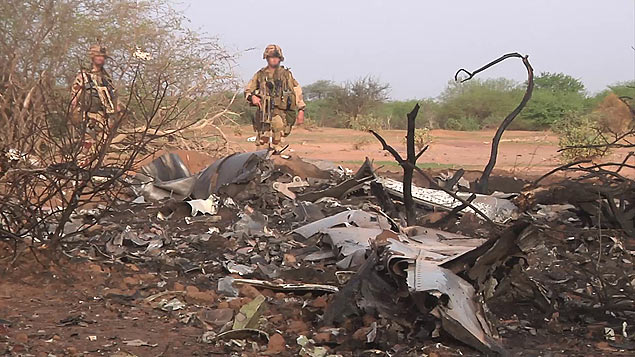 Soldado francs com destroos do avio da Air Algerie, que caiu no Mali