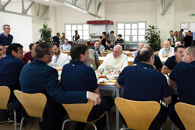 Papa Francisco fez visita surpresa ao refeitrio do Vaticano nesta sexta (25)