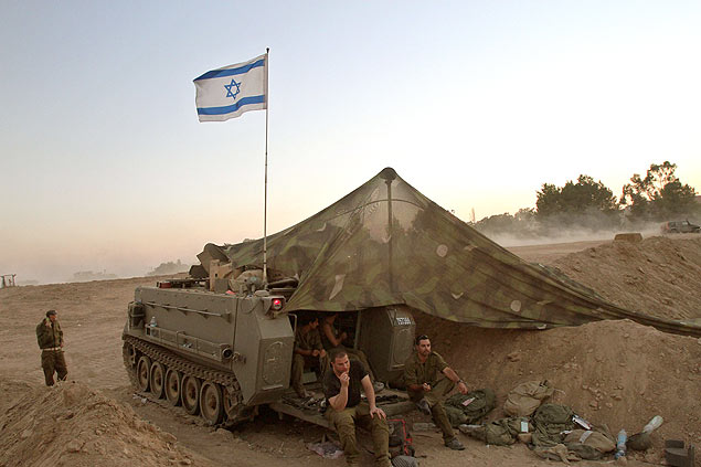 Soldados israelenses estacionados na fronteira entre Israel e a faixa de Gaza, durante a vigncia da trgua deste sbado 
