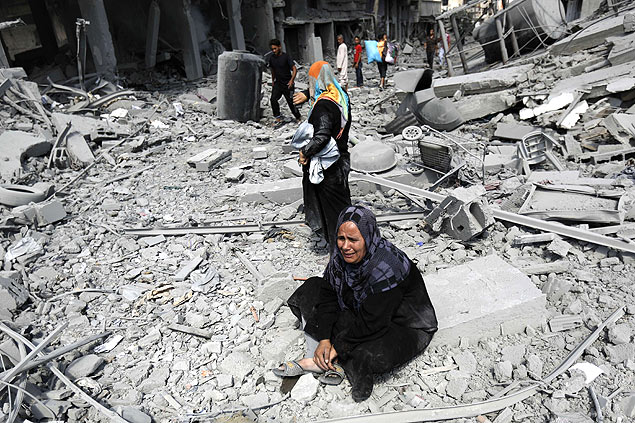 Mulher palestina chora ao encontrar casas destrudas na faixa de Gaza 