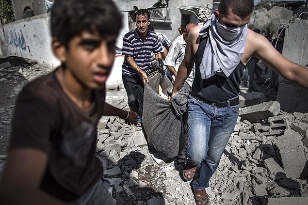 Palestinos carregam corpo de homem morto em Beit Hanun, no norte de Gaza, durante cessar-fogo 