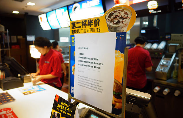 Em julho, cartaz avisa aos clientes de McDnald's em Xangai que no h hambrgueres no menu