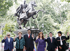 Presidentes do Uruguai, do Brasil, da Venezuela, da Argentina, do Paraguai, e da Bolívia posam para foto durante reunião do Mercosul, em Caracas (Jorge Silva/Reuters) Presidentes do Uruguai, do Brasil, da Venezuela, da Argentina, do Paraguai, e da Bolívia posam para foto durante reunião do Mercosul, em Caracas (Jorge Silva/Reuters)