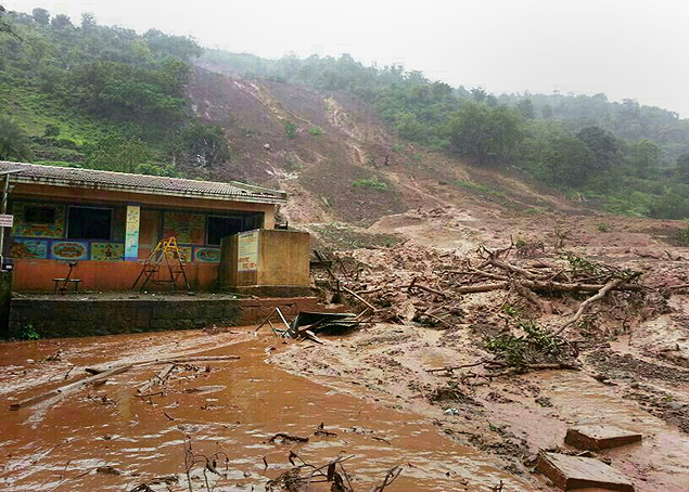 Deslizamento na vila de Malin,em Puge, na ndia, causado por chuvas