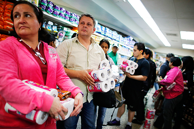 Venezuelanos formam fila para comprar papel higinico; escassez do produto virou piada no pas