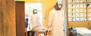 Médicos tratam paciente de ebola na Libéria; no destaque, Oliver Johnson (Reuters) Médicos tratam paciente de ebola na Libéria; no destaque, Oliver Johnson (Reuters)