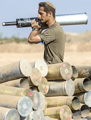 Soldado israelense prepara ataque de artilharia