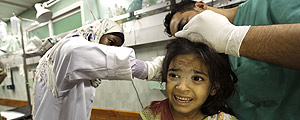 Garota refugiada em escola da ONU recebe tratamento médico em Beit Lahia(Mohammed Abed/AFP) Garota refugiada em escola da ONU recebe tratamento médico em Beit Lahia(Mohammed Abed/AFP)