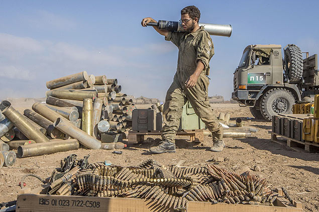 Soldado israelense prepara armamento na fronteira entre Israel e a faixa de Gaza