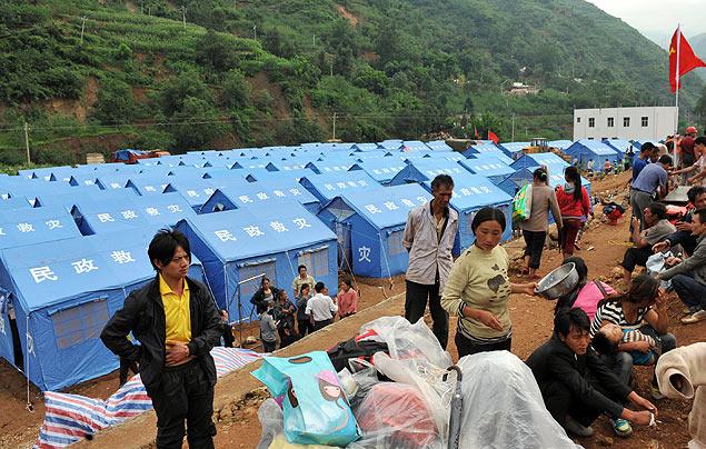 Tendas temporrias abrigam chineses atingidos por terremoto em Ludian
