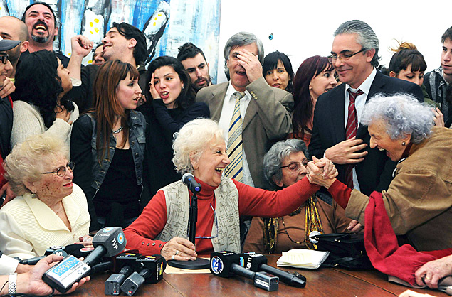 Estela de Carlotto (centro) comemora em entrevista coletiva o encontro com o neto