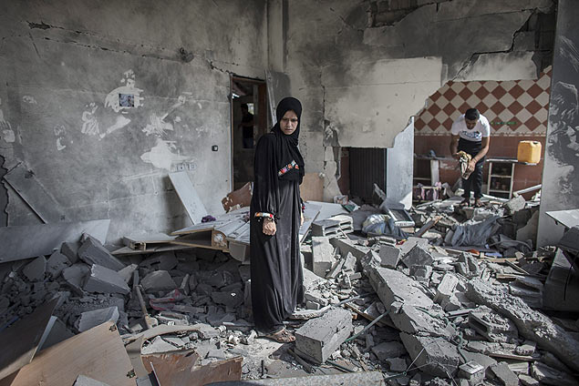 Casal palestino busca pertences em sua casa em Beit Hanoun, no norte de Gaza
