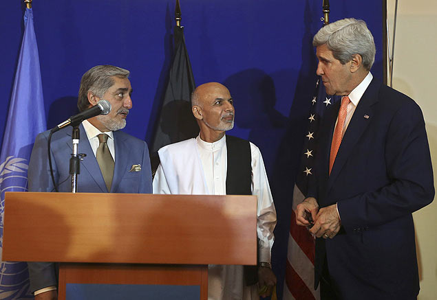 o americano John Kerry (dir.) em coletiva com os candidatos Ashraf Ghani e Abdullah Abullah (esq.)