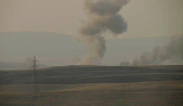 Coluna de fumaça sobe de áreas dominadas pelo Estado Islâmico bombardeadas pelos EUA em Irbil