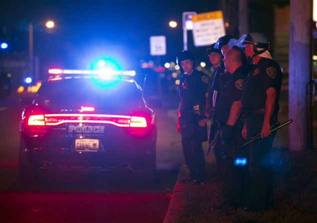 A polcia usou gs lacrimogneo durante segunda noite de protestos em Ferguson, Missouri, nos EUA 