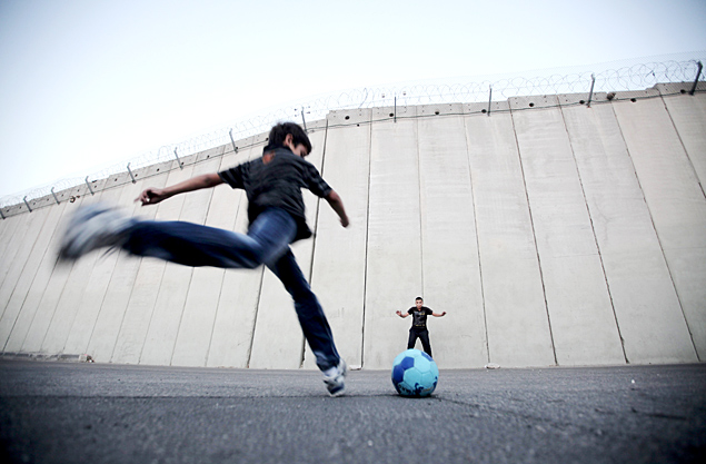 Crianas brincam em trecho do muro que separa a Cisjordnia de Israel