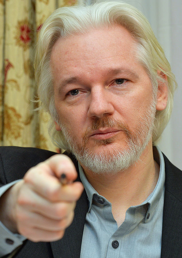 O fundador do WikiLeaks Julian Assange em uma coletiva de imprensa na embaixada equatoriana em Londres