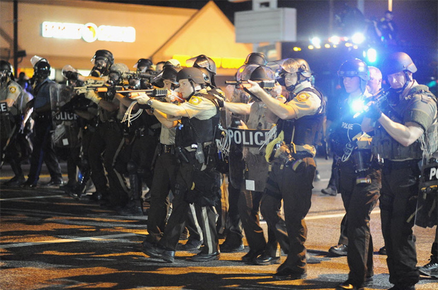 Policiais disparam bombas de gs durante nova noite de violncia em Ferguson, no Estado americano de Missouri
