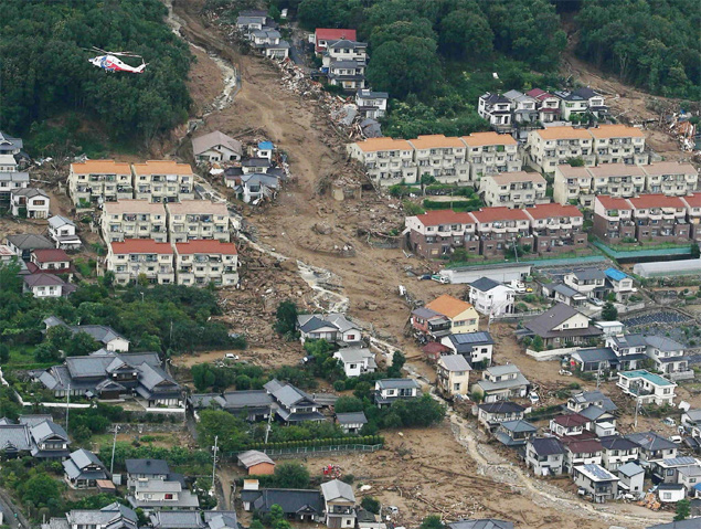 Deslizamento de terra ocorrido aps fortes chuvas deixa ao menos 50 mortos e 38 feridos em Hiroshima, no oeste do Japo