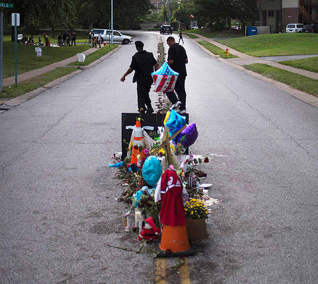 Rua onde Michael Brown, 18, foi morto virou um memorial
