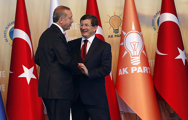 Recep Tayyip Erdogan (esq.) cumprimenta o novo premi Ahmet Davutoglu em conveno do partido AK