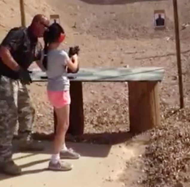 Durante treinamento, menina de 9 anos acaba atirando em instrutor 