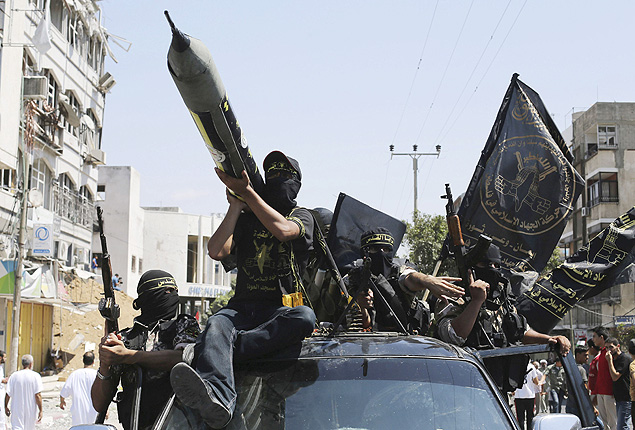 Militante da Jihad Islmica exibe foguete durante desfile em Gaza