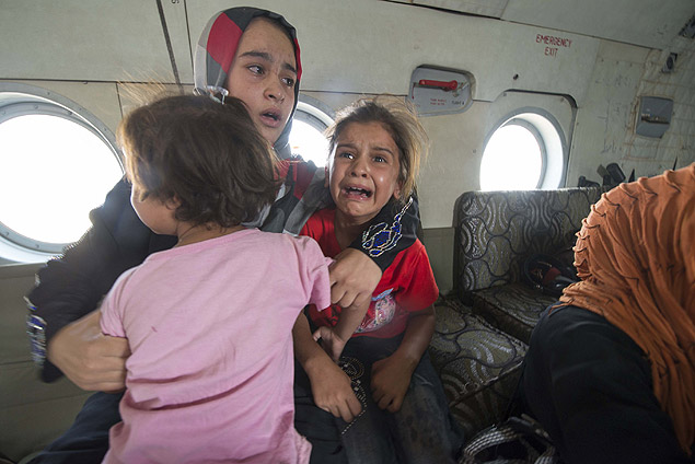 Mulher e seus dois filhos so resgatados por tropas iraquianas que levaram ajuda humanitria a Amerli