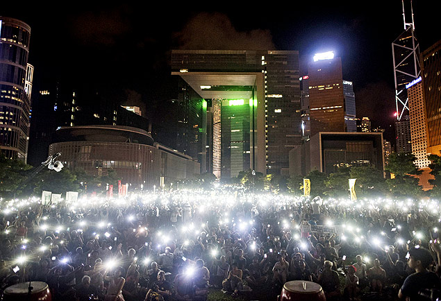 Manifestantes usam luzes de celulares para protestar por democracia em Hong Kong neste domingo