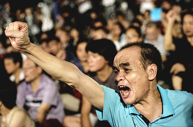 Manifestante grita palavras de ordem em protesto contra controle chins sobre eleio em Hong Kong