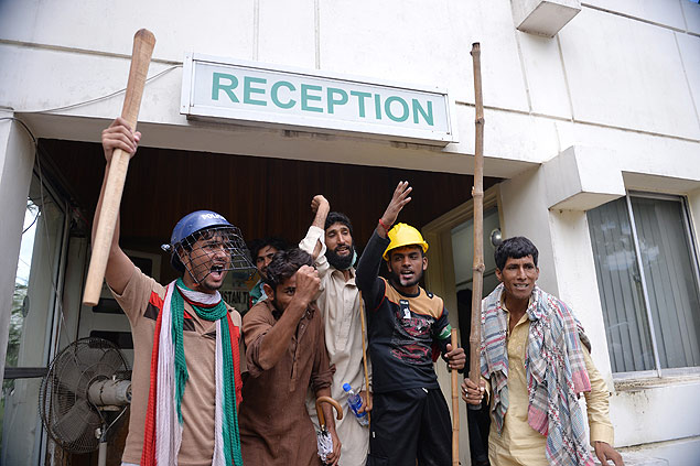 Manifestantes em entrada da sede do canal estatal PTV, invadida em protesto contra governo