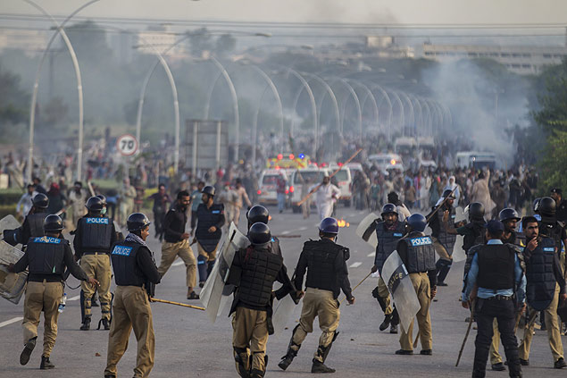 Manifestantes anti-governo e polcia se enfrentam em Islamabad