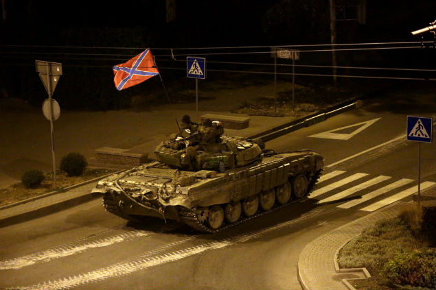 Tanque de separatistas na Ucrnia com bandeira da autoproclamada Repblica Popular de Donetsk