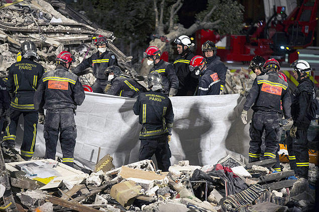 Equipe de emergncia retira corpo de vtima entre escombros de desabamento