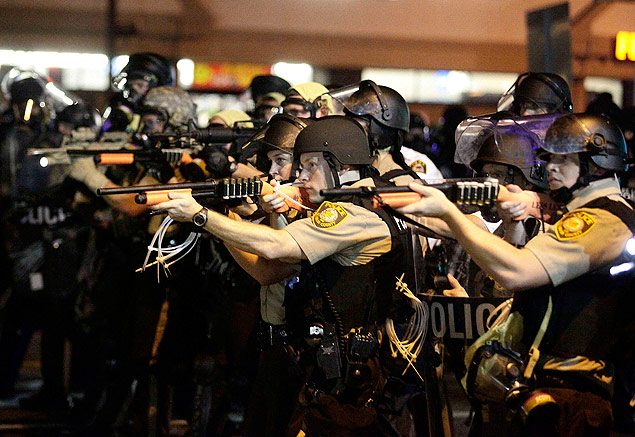 Policiais apontam armas a manifestantes durante manifestao em Ferguson