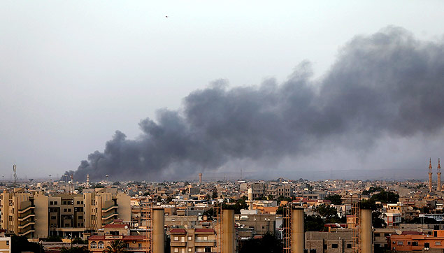 Fumaa negra  vista sobre Benghazi aps confrontos entre faces rivais