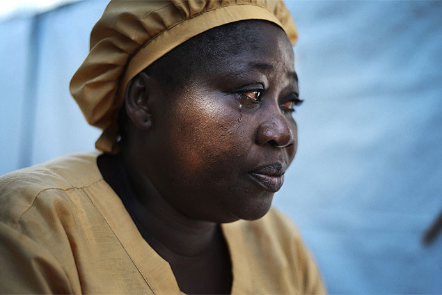 ﻿Josephine Finda Sellu, a supervisora-adjunta de enfermagem no Hospital de Kenema, em Serra Leoa, j perdeu 15 colegas