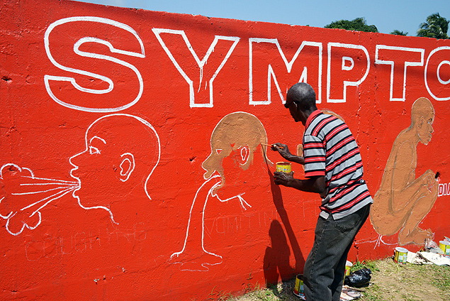 Artista de rua Stephen Doe pinta em muro de Monrvia sintomas do ebola, em 2014 