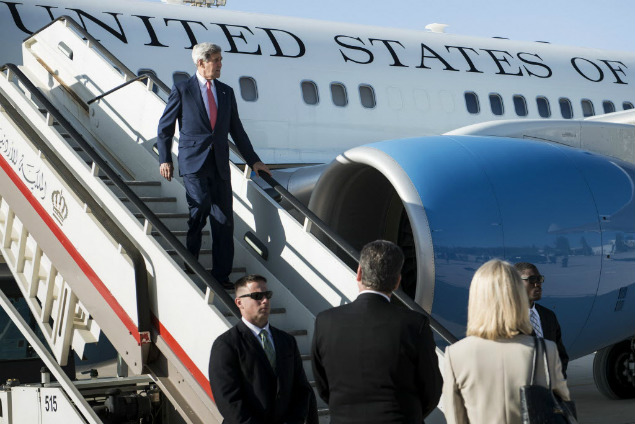 Secretrio de Estado dos EUA, John Kerry chega ao Aeroporto Internacional Rainha Alia na Jordnia