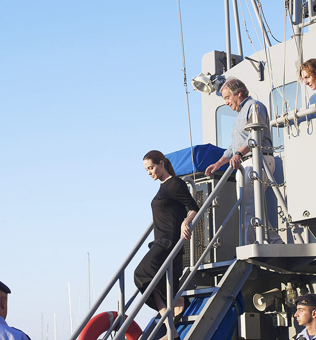 Angelina Jolie em navio de patrulha da Marinha de Malta