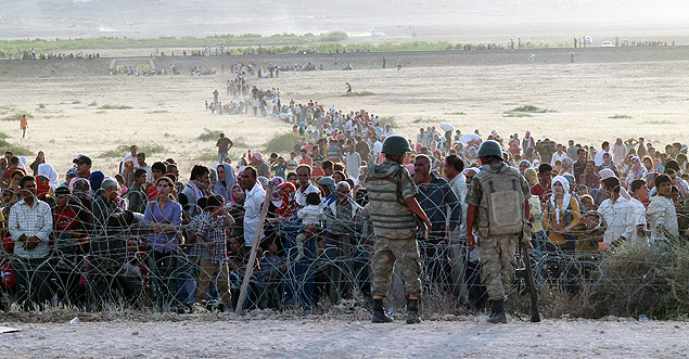 Curdos da Sria esperam em fronteira com a Turquia, na cidade de Suruc 