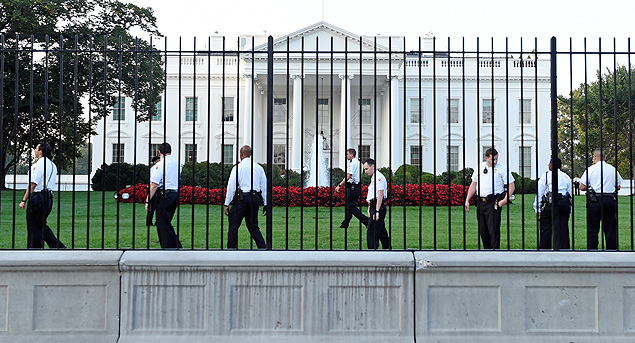 Agentes do servio secreto americano vigiam cerca da Casa Branca