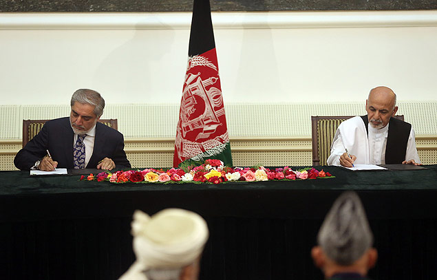 Candidatos à presidência do Afeganistão, Abdullah Abdullah (à esq.) e Ashraf Ghani assinam acordo