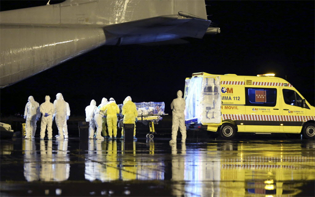 Missionrio catlico espanhol infectado pelo vrus Ebola, padre Manuel Garca Viejo desembarca nesta segunda-feira em aeroporto em Madri