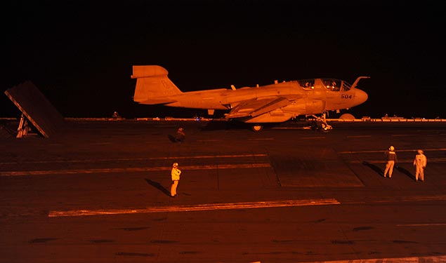 Avio americano antes de partir do golfo rabe para ofensiva na Sria